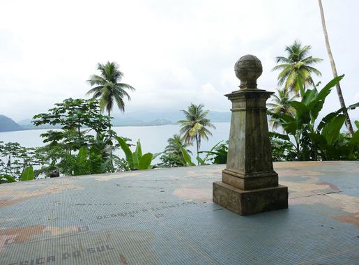 File:Ligne de l'Équateur sur l'îlot de Rolas (São Tomé) (8).jpg - Wikimedia  Commons