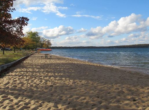 File:Traverse City State Park beach (Oct 2020).jpg - Wikipedia