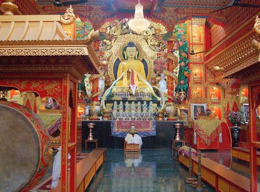 File:Buddha statue inside a Tibetan Buddhist temple, Sarnath.jpg -  Wikimedia Commons