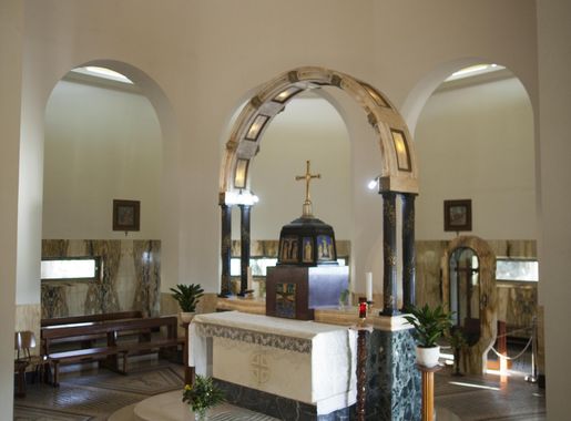 File:CHAPEL OF THE MOUNT OF BEATITUDES - INSIDE VIEW (7723719304).jpg -  Wikimedia Commons