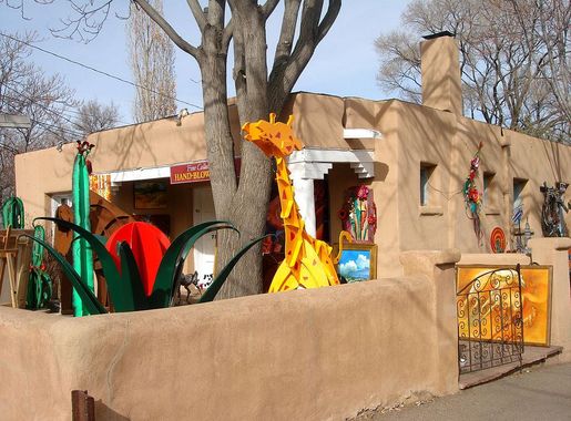 File:Canyon Road in Santa Fe, New Mexico, USA (32).jpg - Wikimedia Commons