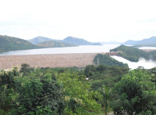 File:Akosombo dam spilling water.JPG - Wikimedia Commons