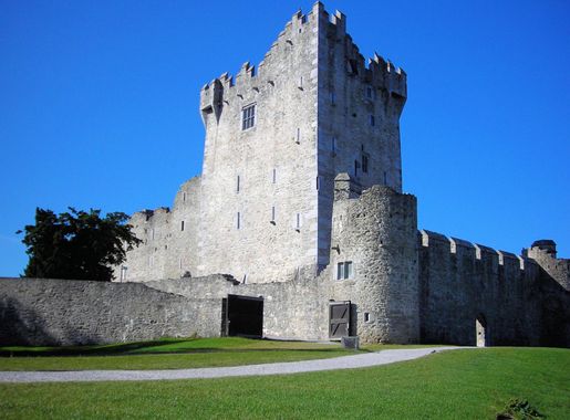 File:Ross Castle, Killarney National Park, Kerry, Ireland.jpg - Wikimedia  Commons