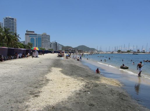File:2018 Santa Marta (Colombia) - Playa con el puerto deportivo (marina)  al fondo a la derecha.jpg - Wikimedia Commons