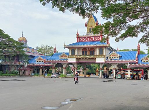 Berkas:Halte Kenjeran Park (Suroboyo Bus).jpg - Wikipedia bahasa Indonesia,  ensiklopedia bebas