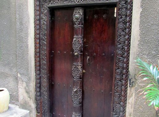 File:Stone Town - Zanzibar - door.jpg - Wikimedia Commons