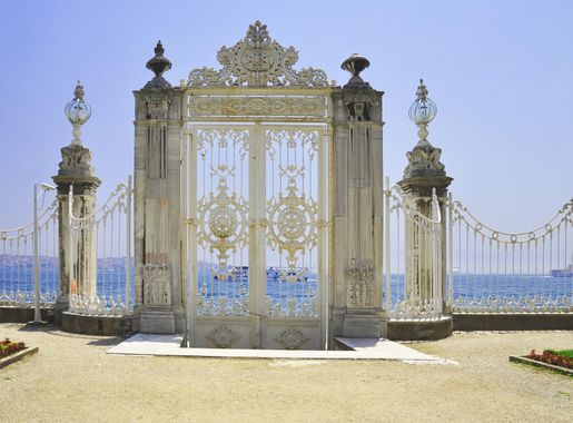 File:Gate of Dolmabahçe Palace, Istanbul, Turkey 001.jpg - Wikimedia Commons
