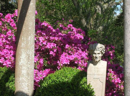 File:Statue at Airlie Gardens.jpg - Wikimedia Commons