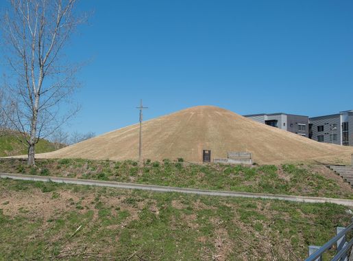 File:Cardboard Hill.jpg - Wikimedia Commons