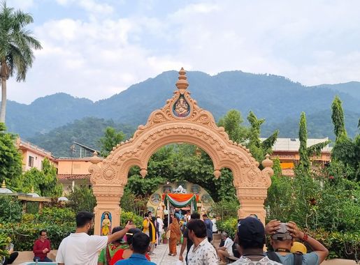 File:Front entrance of the Parmarth Niketan, in Rishikesh, Uttarakhand.jpg  - Wikimedia Commons