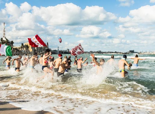 File:Un tuffo nel nuovo anno.jpg - Wikimedia Commons