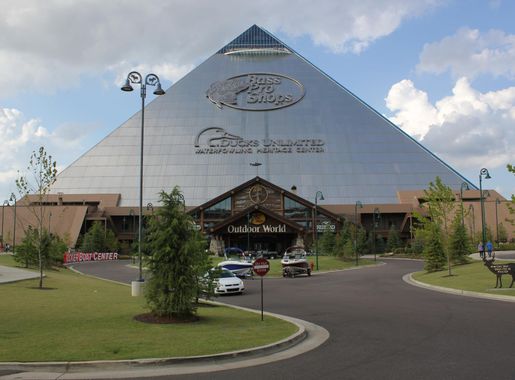 File:Bass Pro Shop, Memphis, TN (33126417384).jpg - Wikimedia Commons