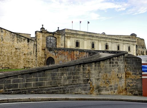File:Old San Juan - San Cristobal entrance.jpg - Wikimedia Commons
