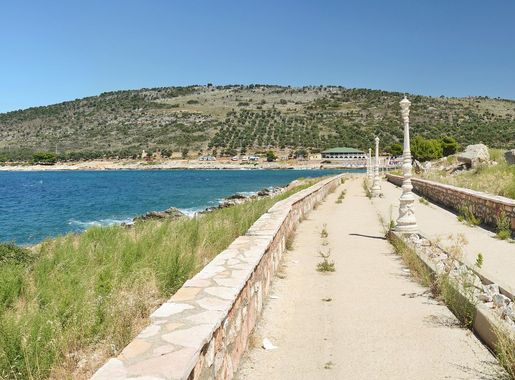 File:Ksamil - promenade.JPG - Wikimedia Commons