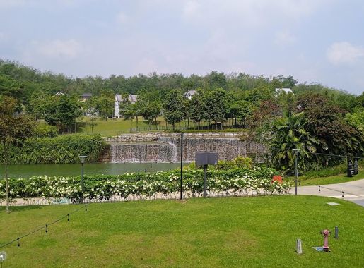 File:Waterfront Lake (Sungai Pechah Mangkok), Gamuda Gardens 20230423  114230.jpg - Wikimedia Commons