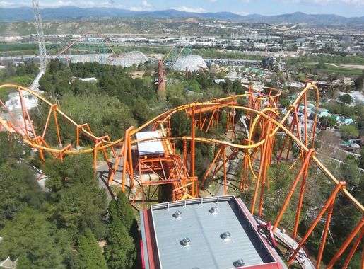 File:Six Flags Magic Mountain Tatsu2.jpg - Wikimedia Commons