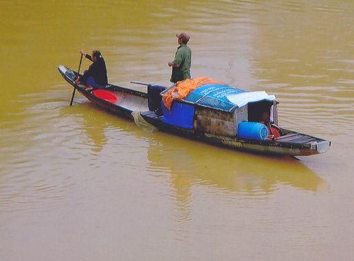 File:Rowing the boat with wife in front husband Vietnam.jpg - Wikimedia  Commons