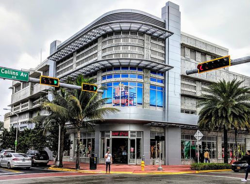 File:Collins Avenue in South Beach.jpg - Wikimedia Commons