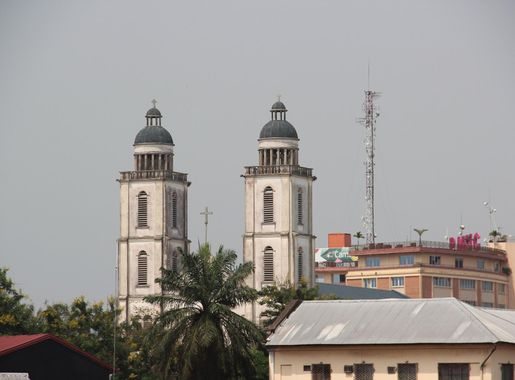 Fichier:Cathedrale St Pierre et St Paul.JPG — Wikipédia