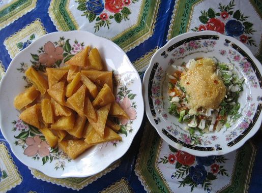 File:Plate of Hnapyan Gyaw (Hpaungdaw U Pagoda, Inle Lake, Shan States,  Myanmar).JPG - Wikimedia Commons