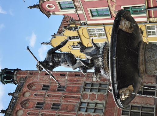 File:Neptune fountain in Gdansk.JPG - Wikimedia Commons