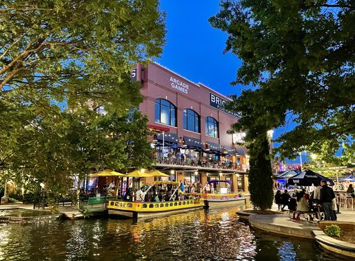 File:Bricktown canal and water taxi.jpg - Wikimedia Commons