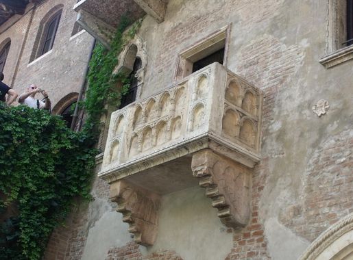 File:Juliet's House, Via Cappello, Verona - Balcony.jpg - Wikimedia Commons