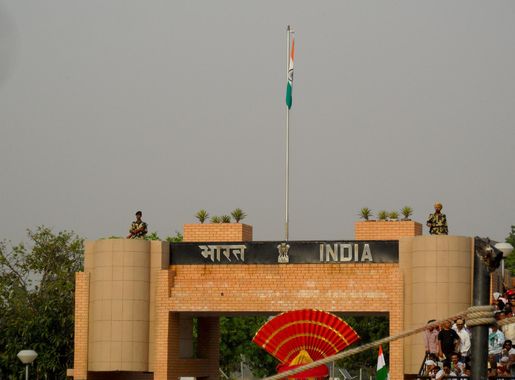 File:Indian Border Gate, Wagah Border.jpg - Wikimedia Commons