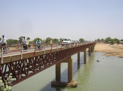Datei:Bruecke ueber den Schari-Fluss.jpg – Wikipedia