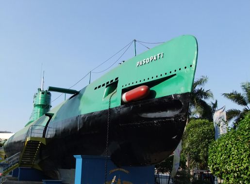File:Submarine Monument Surabaya 2.JPG - Wikimedia Commons