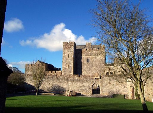 File:Cahir Castle 1.jpg - Wikimedia Commons
