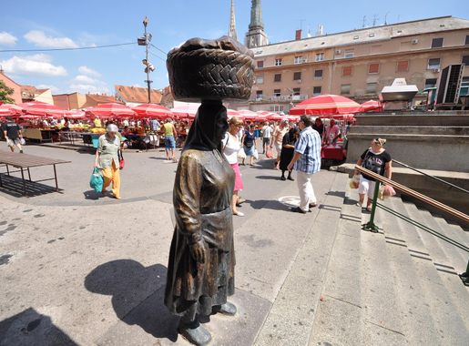 File:Kumica – A peasant woman with woven basket on her head - Dolac Market  (13024370094).jpg - Wikimedia Commons