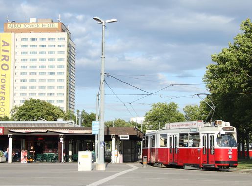 File:Linie 66 Hst Oberlaa Therme Wien.JPG - Wikimedia Commons