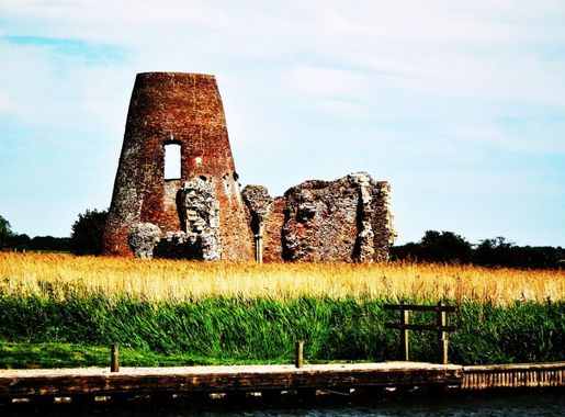 File:Norfolk, River Bure, St Benet's Abbey(RLH).jpg - Wikimedia Commons