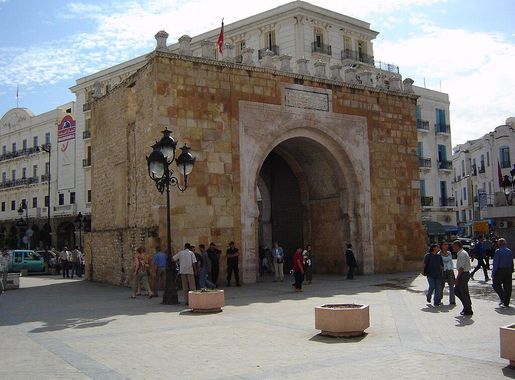 File:Tunis Bab El Bhar.JPG - Wikimedia Commons