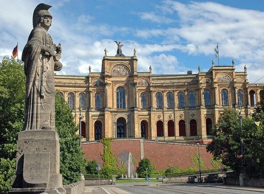 File:Maximilianeum mit Brückenstatue - München.JPG - Wikimedia Commons