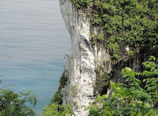 File:Puntan Dos Amantes cliff (Guam) - DSC01138.JPG - Wikimedia Commons