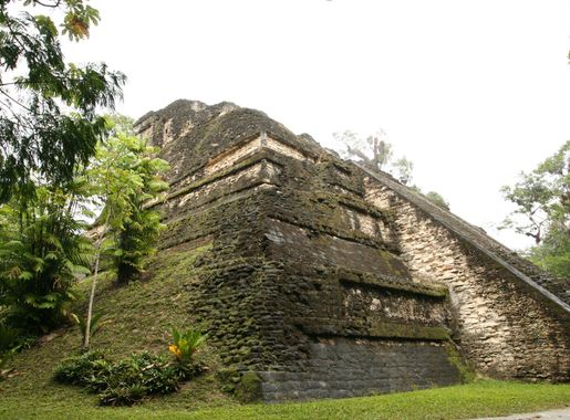Archivo:Tikal Structure 5C-49, Talud-Tablero Temple.jpg - Wikipedia, la  enciclopedia libre