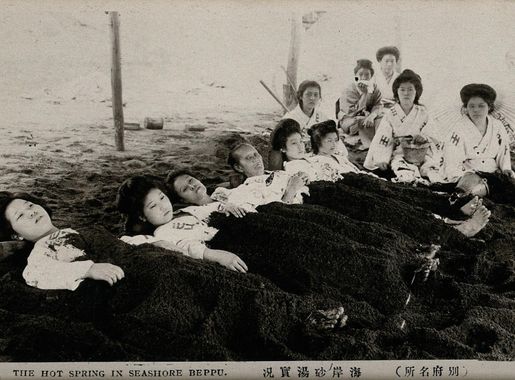 File:Japanese ladies taking a sand bath, Beppr Wellcome V0049854.jpg -  Wikimedia Commons