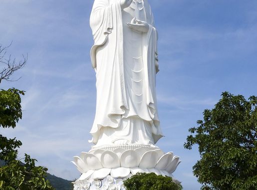 Datei:Son-Tra-Peninsula Da-Nang Vietnam Statue-of-the-Bodhisattva-of-Mercy-01.jpg  – Wikipedia