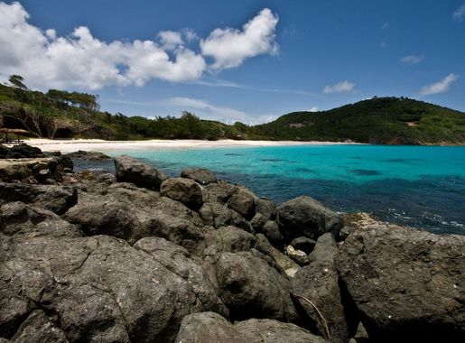 File:Macaroni Bay, Mustique - panoramio.jpg - Wikimedia Commons