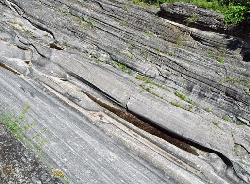 File:Glacial grooves on limestone (Kelleys Island, Lake Erie, Ohio, USA)  102 (48541357126).jpg - Wikimedia Commons