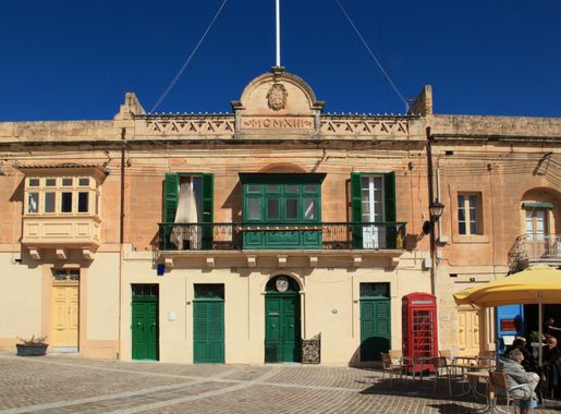 File:Malta - Marsaxlokk - Triq iz-Zejtun - Pjazza l-Madonna ta' Pompei 04  ies.jpg - Wikimedia Commons
