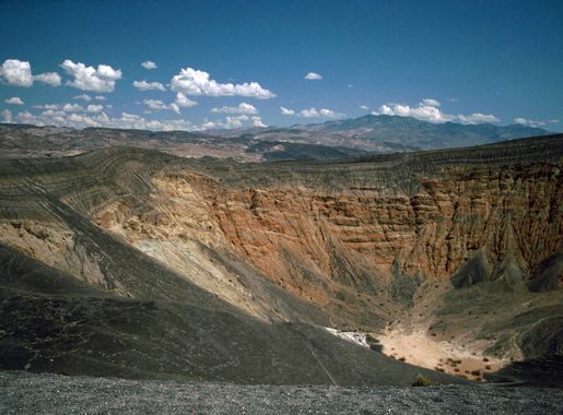 File:Death Valley,19820818,Ubehebe Crater.jpg - Wikipedia