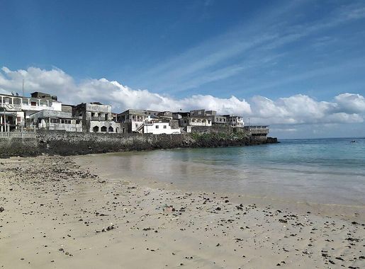 File:Moroni beach.jpg - Wikimedia Commons