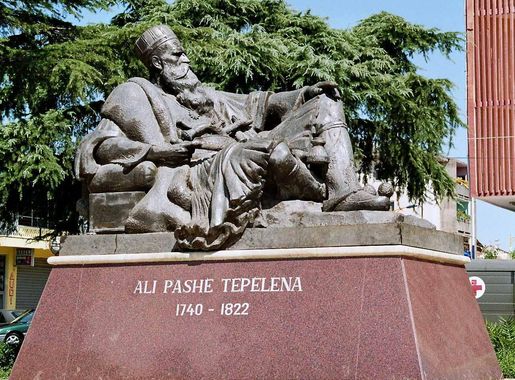 File:Denkmal Ali Pashas in Tepelena.jpg - Wikimedia Commons