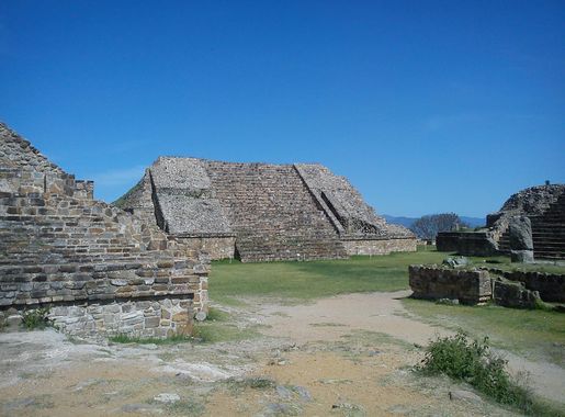 File:Pirámides de Monte Albán, Oaxaca,.jpg - Wikimedia Commons