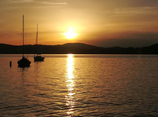 Datei:Weyregg Attersee Sonnenuntergang 20170815.jpg – Wikipedia
