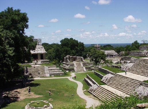 File:Palenque - Las Cruces - Templo del Cruz (g.), Templo del Cruz (d.),  Palacio (fond).JPG - Wikipedia