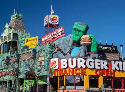 File:Clifton Hill, Niagara Falls attractions, Feb. 2017.jpg - Wikimedia  Commons